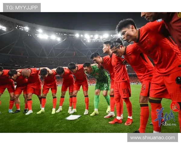 中国足球队全新阵容亮相备战世预赛 多名年轻球员首次入选引关注