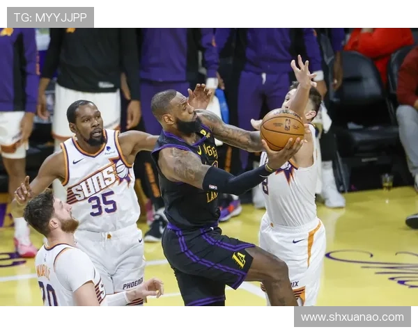 《NBA最新战况:詹姆斯领衔湖人逆转胜勇士,杜兰特带领太阳强势反弹》 《NBA最新战况:詹姆斯领衔湖人逆转胜勇士,杜兰特带领太阳强势反弹》