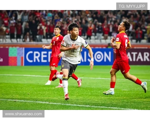 国足逆转取胜激发全民热情新星崛起点燃赛场激情风暴再次掀起浪潮 国足逆转取胜激发全民热情新星崛起点燃赛场激情风暴再次掀起浪潮